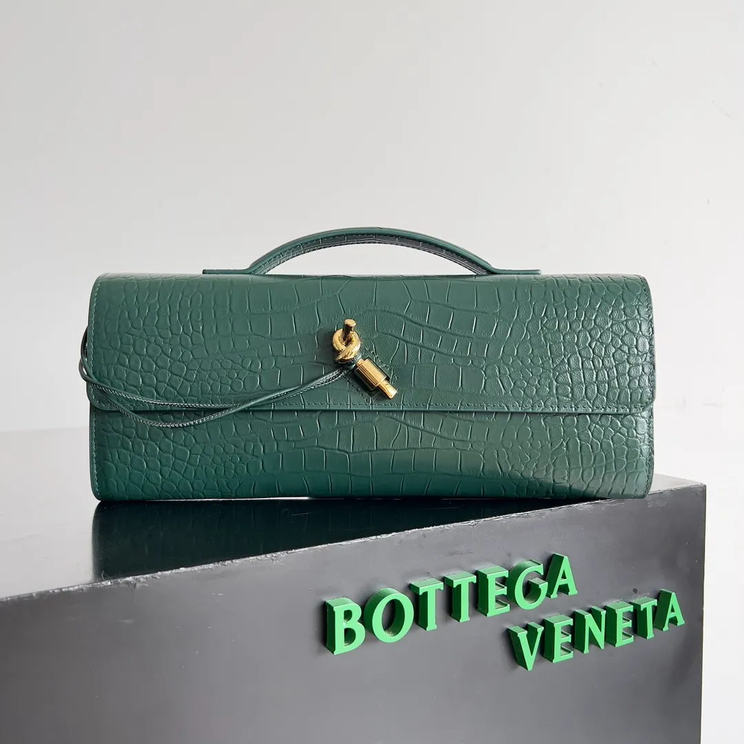 Batch 1420 Bottega Veneta Fall in love with Andiamo at first sight, new design, natural Nile rare leather crocodile pattern complex handbag, a model handbag for women, no need for color cover, no emotional camouflage, immersive depth and excitement, the classic element KNOT knot is inspired, modernist aesthetics and jewelry field craftsmanship reinterpret the knot element, bringing a clutch full of modern texture and elegant and quiet lady spirit. Style number: 741511 Size: 31*13*3cm
